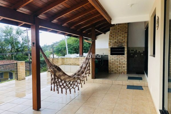 Casa à venda com 414m², 4 quartos, 2 suítes, 3 vagas no bairro Ribeirão da Ilha em Florianópolis