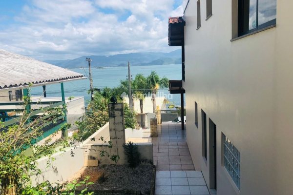 Casa à venda com 414m², 4 quartos, 2 suítes, 3 vagas no bairro Ribeirão da Ilha em Florianópolis