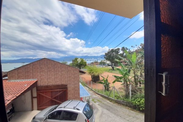Casa à venda com 170m², 3 quartos, 1 vaga no bairro Caeira da Barra do Sul em Florianópolis