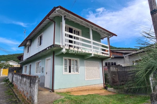 Casa à venda com 103m², 3 quartos, 1 suíte, 2 vagas no bairro Rio Tavares em Florianópolis