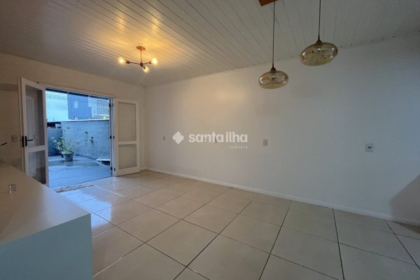 Casa para alugar com 96m², 2 quartos, 1 suíte, 1 vaga no bairro Campeche em Florianópolis