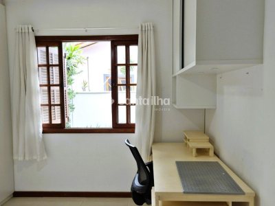 Casa à venda com 130m², 3 quartos, 1 suíte, 3 vagas no bairro Carianos em Florianópolis - Foto 4