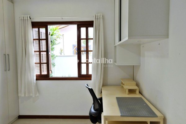 Casa à venda com 130m², 3 quartos, 1 suíte, 3 vagas no bairro Carianos em Florianópolis