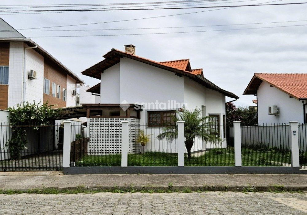 Casa à venda com 130m², 3 quartos, 1 suíte, 3 vagas no bairro Carianos em Florianópolis - Foto 1
