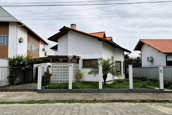 Casa à venda com 130m², 3 quartos, 1 suíte, 3 vagas no bairro Carianos em Florianópolis