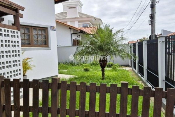 Casa à venda com 130m², 3 quartos, 1 suíte, 3 vagas no bairro Carianos em Florianópolis