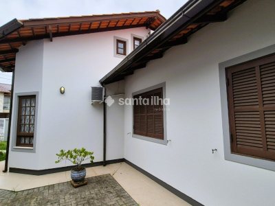 Casa à venda com 130m², 3 quartos, 1 suíte, 3 vagas no bairro Carianos em Florianópolis - Foto 2
