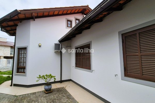 Casa à venda com 130m², 3 quartos, 1 suíte, 3 vagas no bairro Carianos em Florianópolis