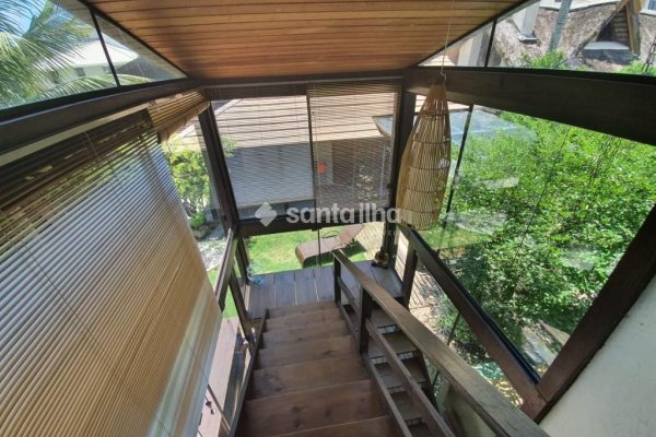 Casa para alugar com 350m², 7 quartos, 3 suítes, 2 vagas no bairro Novo Campeche em Florianópolis