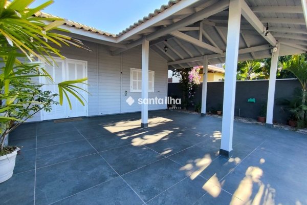 Casa para alugar com 96m², 2 quartos, 1 suíte, 1 vaga no bairro Campeche em Florianópolis