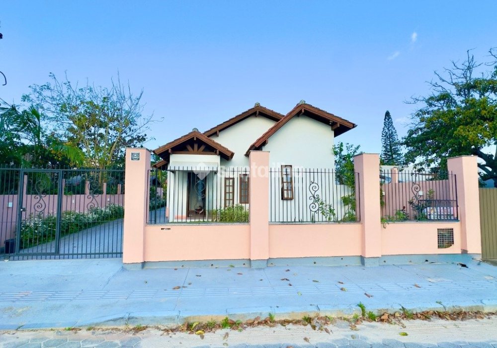 Casa à venda com 200m², 3 quartos, 1 suíte, 5 vagas no bairro Campeche em Florianópolis - Foto 1