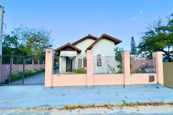 Casa à venda com 200m², 3 quartos, 1 suíte, 5 vagas no bairro Campeche em Florianópolis