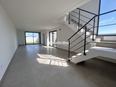 Casa para alugar com 157m², 3 quartos, 1 suíte, 1 vaga no bairro Campeche em Florianópolis - Foto 2