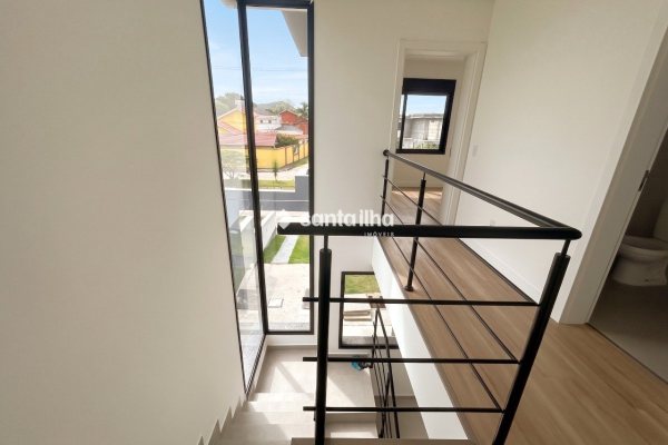 Casa para alugar com 157m², 3 quartos, 1 suíte, 1 vaga no bairro Campeche em Florianópolis