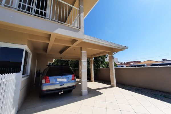 Casa à venda com 250m², 3 quartos, 3 suítes, 2 vagas no bairro Carianos em Florianópolis