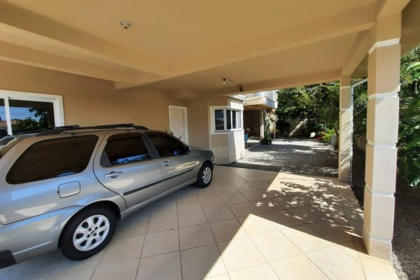 Casa à venda com 250m², 3 quartos, 3 suítes, 2 vagas no bairro Carianos em Florianópolis