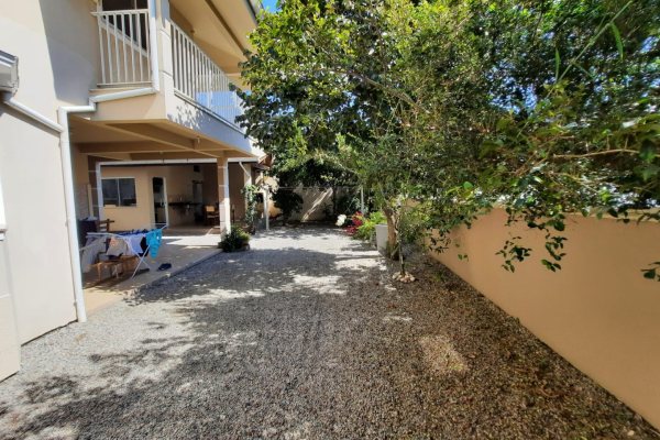 Casa à venda com 250m², 3 quartos, 3 suítes, 2 vagas no bairro Carianos em Florianópolis