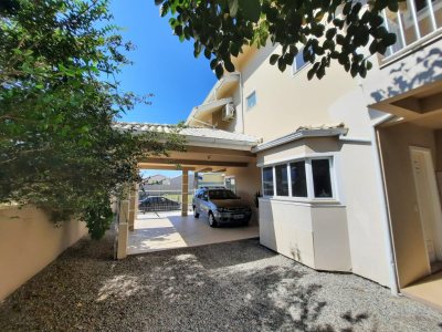 Casa à venda com 250m², 3 quartos, 3 suítes, 2 vagas no bairro Carianos em Florianópolis - Foto 6