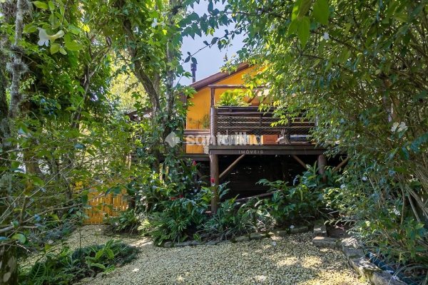 Casa à venda com 246m², 3 quartos, 2 suítes, 2 vagas no bairro Lagoa da Conceição em Florianópolis