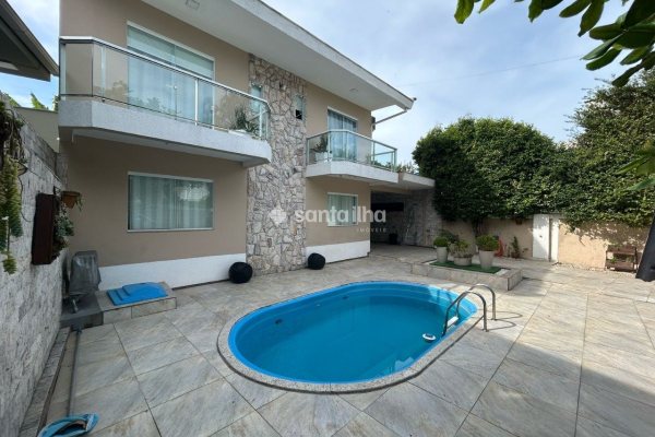 Casa à venda com 200m², 4 quartos, 2 suítes, 3 vagas no bairro Campeche em Florianópolis