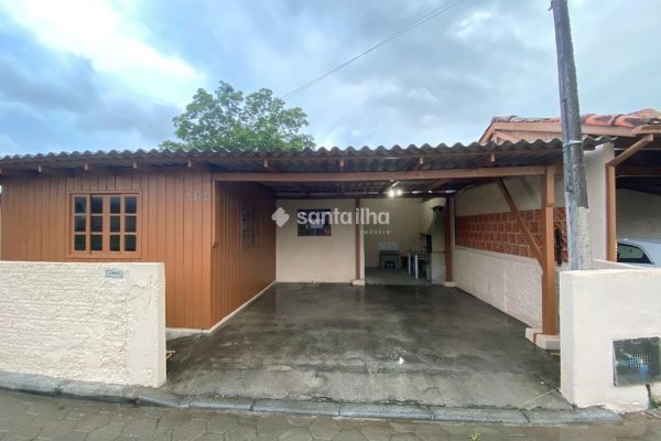 Casa à venda com 80m², 3 quartos, 1 suíte, 2 vagas no bairro Ribeirão da Ilha em Florianópolis