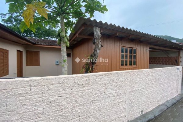 Casa à venda com 80m², 3 quartos, 1 suíte, 2 vagas no bairro Ribeirão da Ilha em Florianópolis