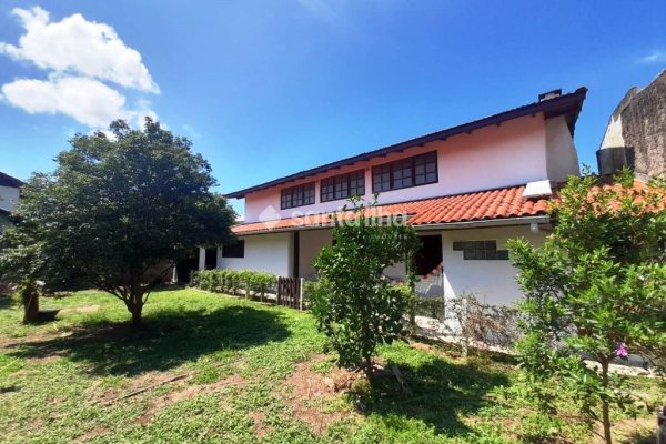 Casa à venda com 300m², 4 quartos, 1 suíte, 4 vagas no bairro Rio Tavares em Florianópolis