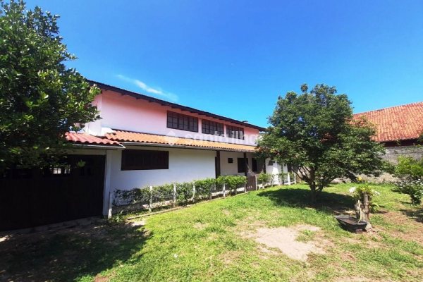 Casa à venda com 300m², 4 quartos, 1 suíte, 4 vagas no bairro Rio Tavares em Florianópolis