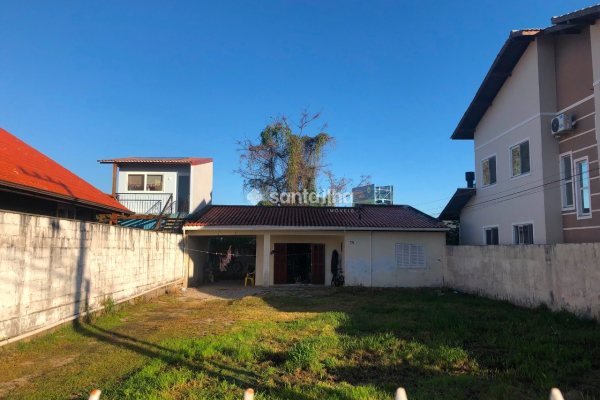 Terreno à venda com 1m², 1 vaga no bairro Carianos em Florianópolis