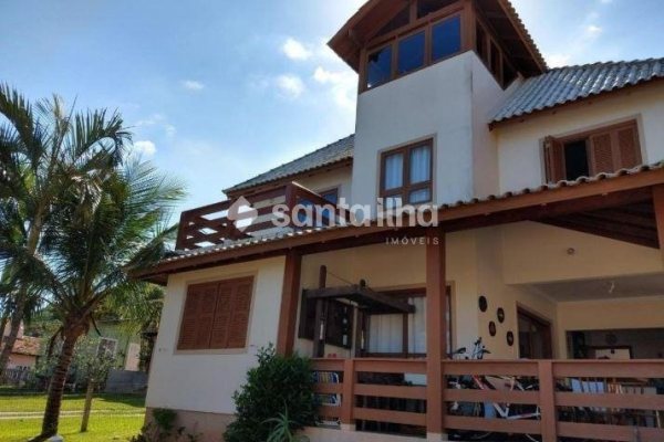 Casa à venda com 350m², 4 quartos, 3 suítes, 4 vagas no bairro Campeche em Florianópolis