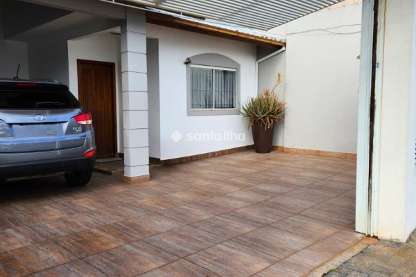 Casa à venda com 165m², 3 quartos, 2 suítes, 2 vagas no bairro Estreito em Florianópolis