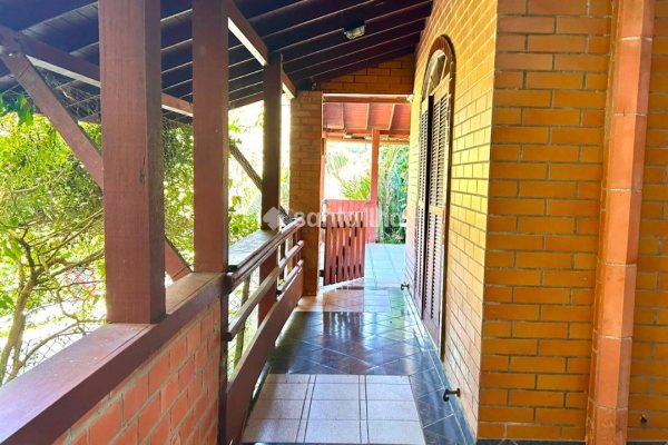 Casa à venda com 214m², 4 quartos, 2 suítes, 2 vagas no bairro Pântano do Sul em Florianópolis