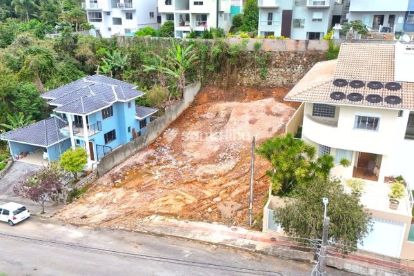 Terreno à venda com 540m² no bairro Córrego Grande em Florianópolis