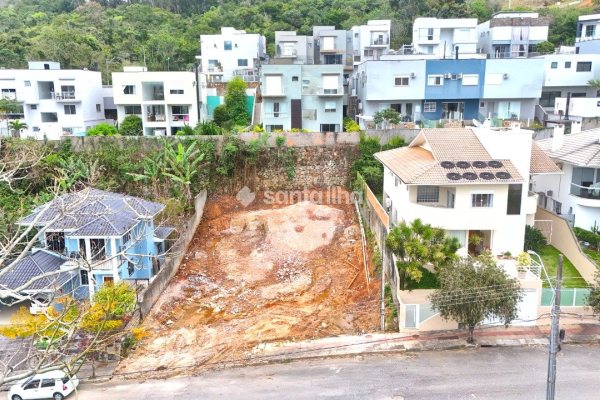 Terreno à venda com 540m² no bairro Córrego Grande em Florianópolis