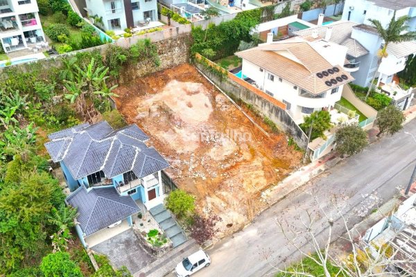 Terreno à venda com 540m² no bairro Córrego Grande em Florianópolis