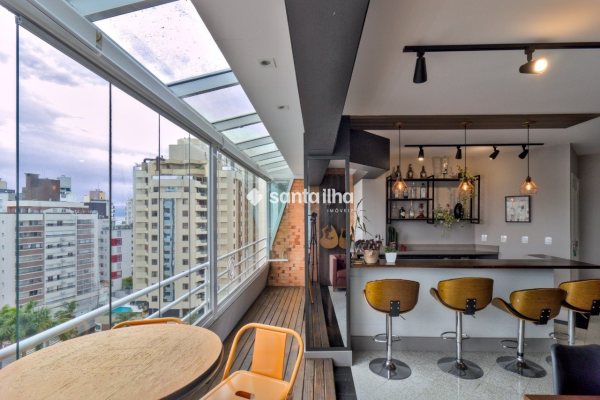 Apartamento à venda com 147m², 4 quartos, 1 suíte, 2 vagas no bairro Centro em Florianópolis