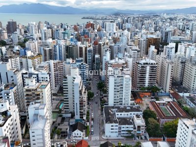 Apartamento à venda com 180m², 3 quartos, 2 suítes, 3 vagas no bairro Centro em Florianópolis - Foto 6