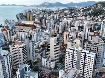 Apartamento à venda com 180m², 3 quartos, 2 suítes, 3 vagas no bairro Centro em Florianópolis - Foto 8