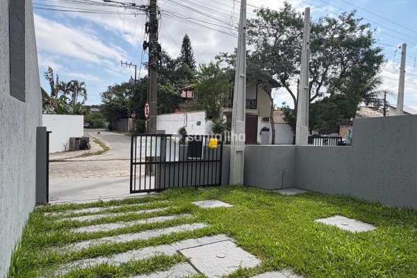 Casa à venda com 68m², 2 quartos, 1 suíte, 1 vaga no bairro Campeche em Florianópolis