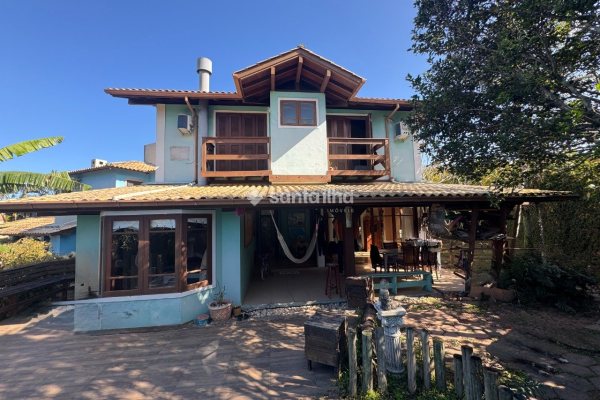 Casa à venda com 330m², 4 quartos, 2 suítes, 1 vaga no bairro Rio Tavares em Florianópolis