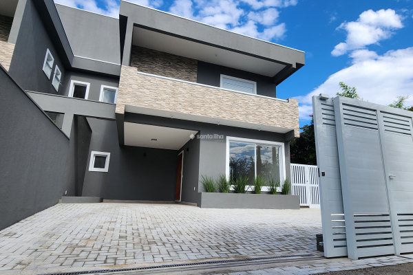 Casa à venda com 162m², 3 quartos, 1 suíte, 3 vagas no bairro Porto da Lagoa em Florianópolis