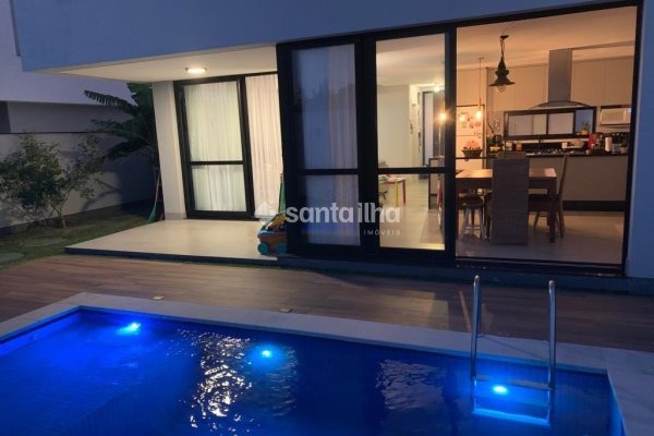 Casa à venda com 194m², 3 quartos, 1 suíte, 2 vagas no bairro Rio Tavares em Florianópolis