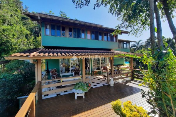 Casa à venda com 290m², 4 quartos, 1 suíte, 2 vagas no bairro Campeche em Florianópolis