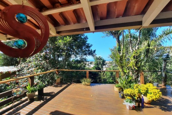 Casa à venda com 290m², 4 quartos, 1 suíte, 2 vagas no bairro Campeche em Florianópolis