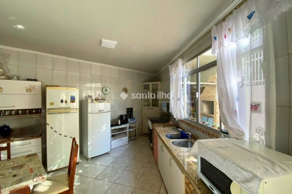 Casa à venda com 180m², 3 quartos, 1 suíte, 2 vagas no bairro Armação em Florianópolis