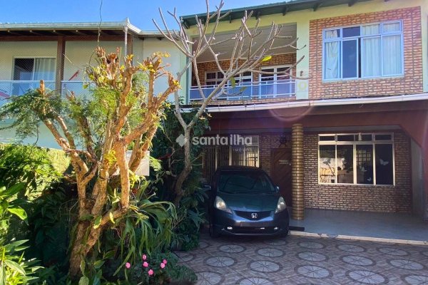 Casa à venda com 180m², 3 quartos, 1 suíte, 2 vagas no bairro Armação em Florianópolis
