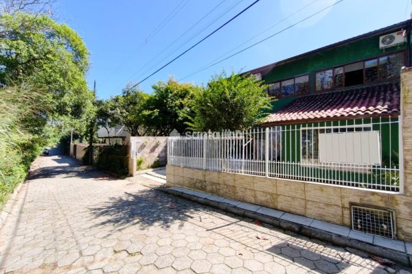 Casa à venda com 230m², 4 quartos, 1 suíte, 2 vagas no bairro Tapera em Florianópolis