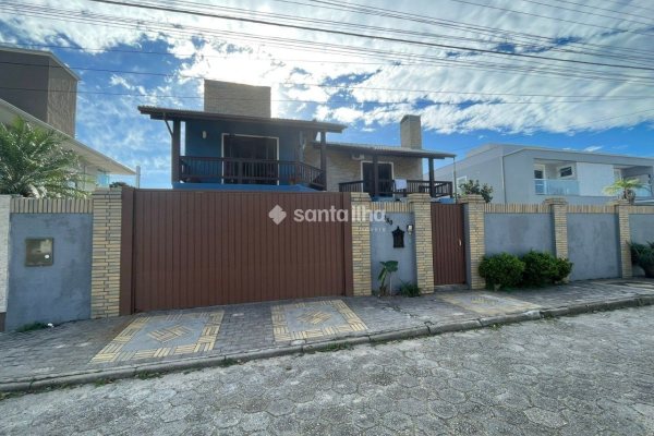 Casa à venda com 305m², 5 quartos, 2 suítes, 4 vagas no bairro Campeche em Florianópolis