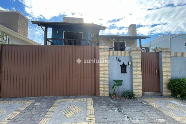 Casa à venda com 305m², 5 quartos, 2 suítes, 4 vagas no bairro Campeche em Florianópolis