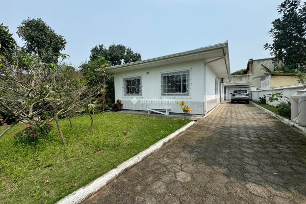 Casa à venda com 135m², 4 quartos, 1 suíte, 4 vagas no bairro Morro das Pedras em Florianópolis